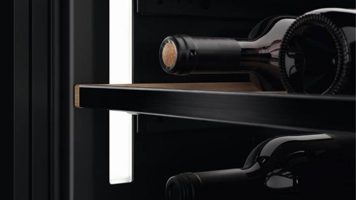 Mit dem neuen Scharnier wird eine perfekte mittige Ausrichtung der Tür und ein geringerer Abstand zu den Küchenschränken erreicht.