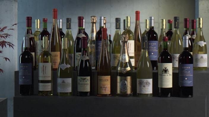 Weinflaschen auf der Küchenarbeitsplatte