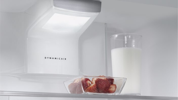 Erdbeeren und Milch in der Küche