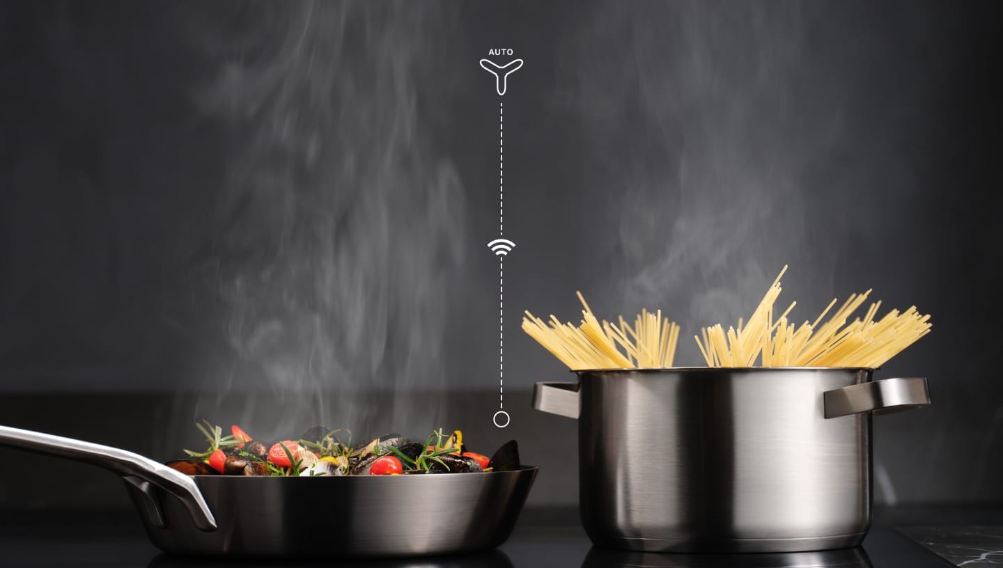 Essen wird auf einem Induktionskochfeld mit Hob2Hood®-Funktion zubereitet.
