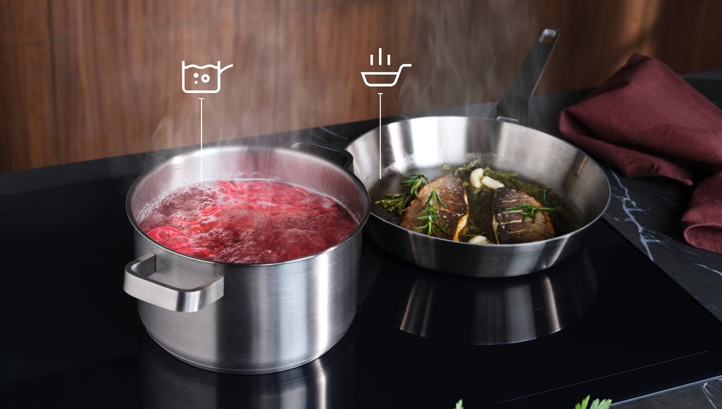 Essen wird auf einem Induktionskochfeld mit der SenseBoil & Fry-Funktion zubereitet.