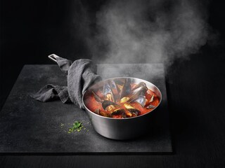 Ein Topf mit Meeresfrüchten beim Kochen