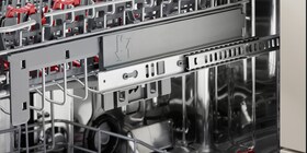 Der sanfte Schließmechanismus im ComfortLift Geschirrspüler von AEG