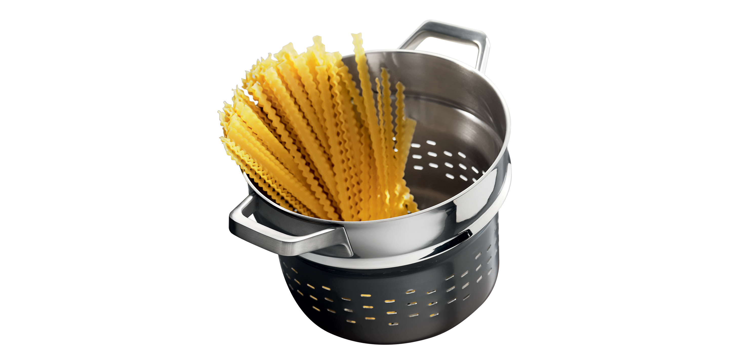 Pasta im Pastaeinsatz beim Wasserkochen