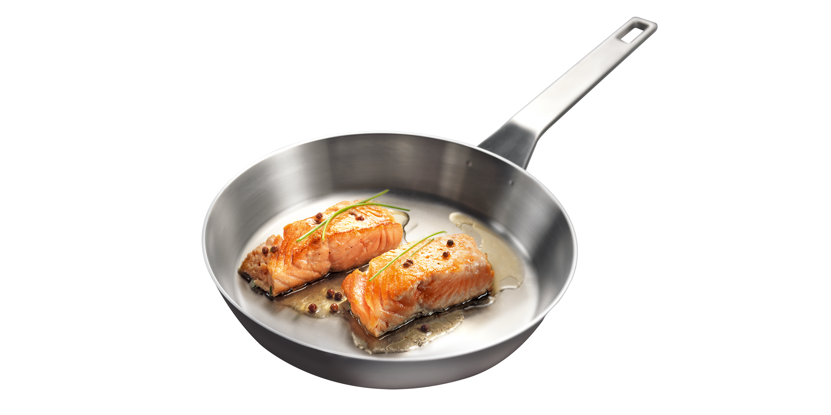 Lachs beim Anbraten in einer Bratpfanne der The Mastery Collection