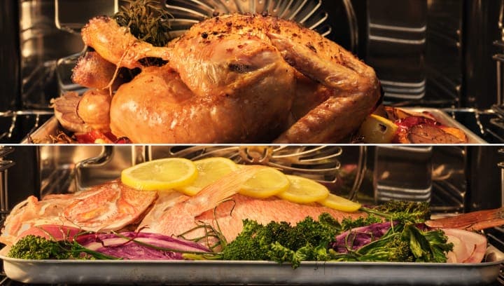 Essen wird in einem Backofen zubereitet.