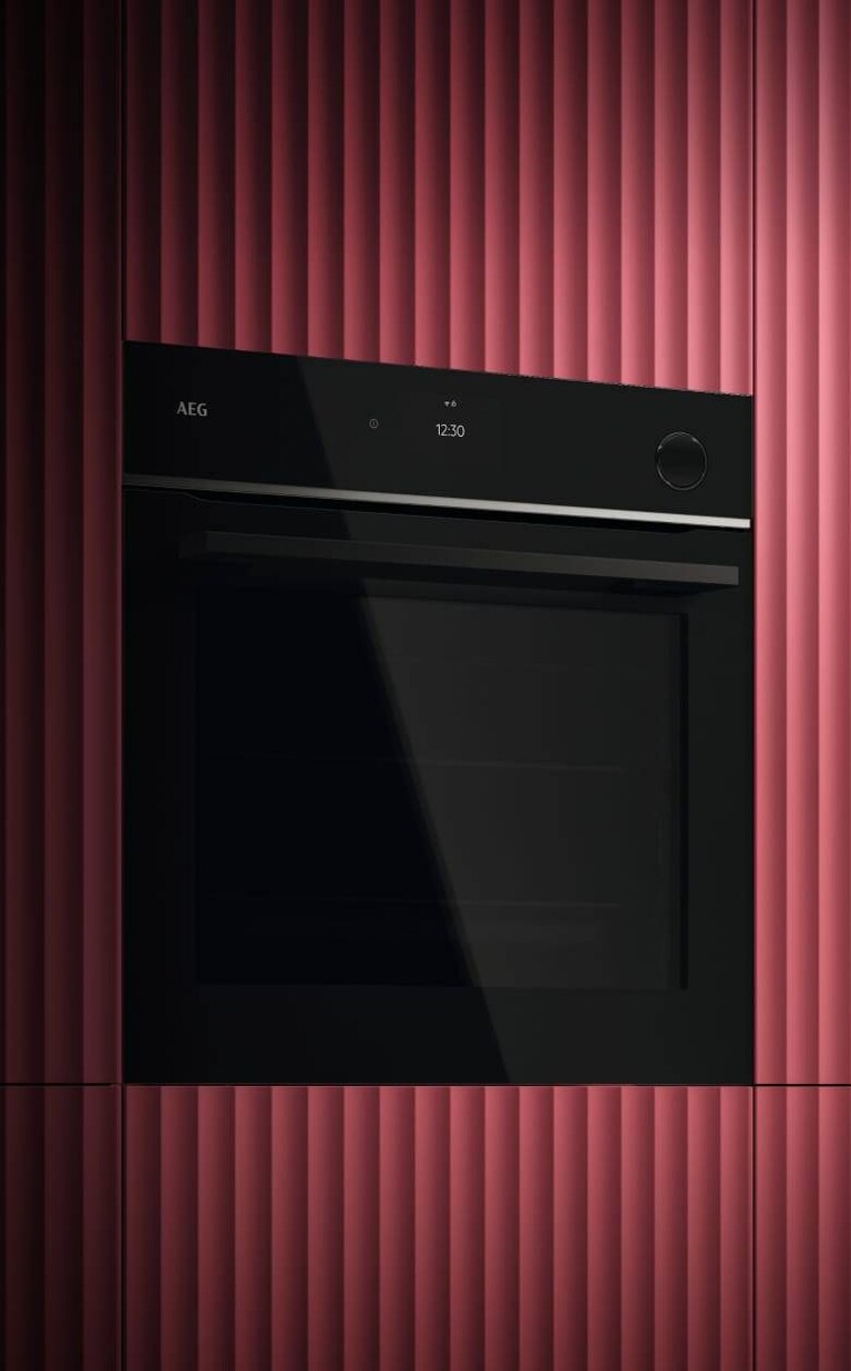 Ein Backofen in einer roten Küche.
