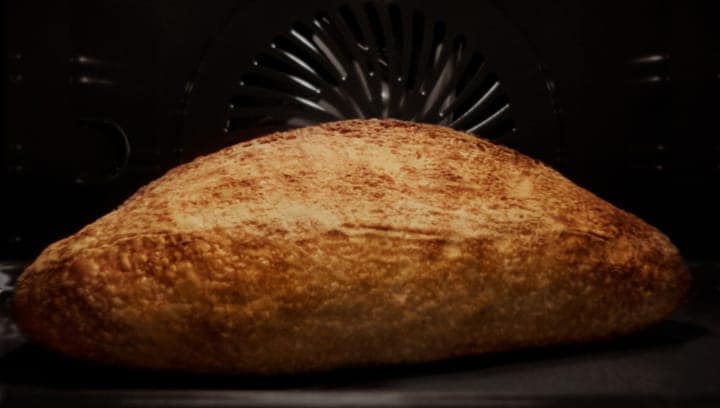 Ein Brot wird in einem Backofen mit Dampf gebacken.