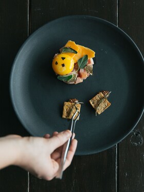 Ein Teller mit einer perfekt präsentiertem Gourmet-Speise