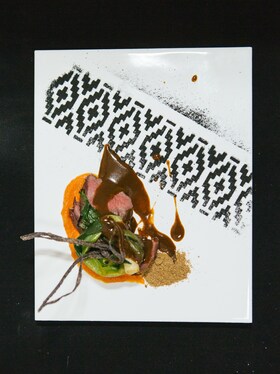 Ein Teller mit einer perfekt präsentiertem Gourmet-Speise
