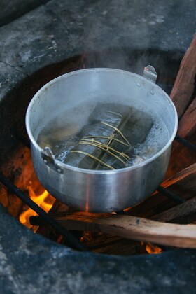 Ein Topf mit kochendem Wasser auf einem Holzfeuer