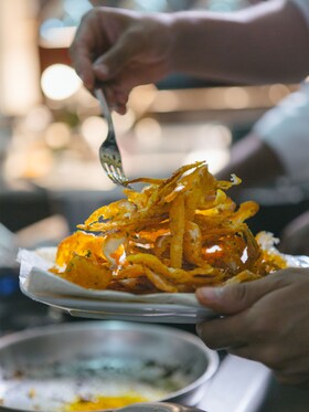 Ein Street-Food-Gericht aus gebratenen Süßkartoffeln