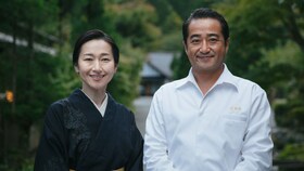 Satchiko und Hisato Nakahigashi stehen nebeneinander und strahlen