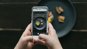 Ein Koch fotografiert eine perfekt präsentierte Speise