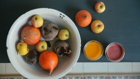 Eine Schüssel mit biologischem Obst und Gemüse