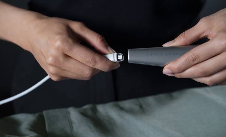 Anschließen des Netzkabels an den Fleckentfernerstift
