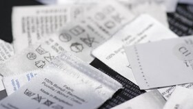 Ein Stapel mit verschiedenen Pflegeetiketten