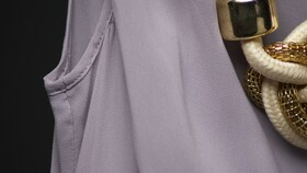 Eine Seidenbluse mit einer Goldkette
