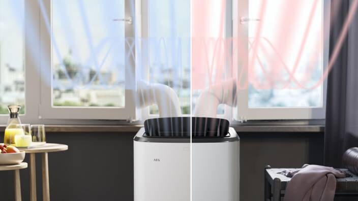 Klimagerät vor einem Fenster