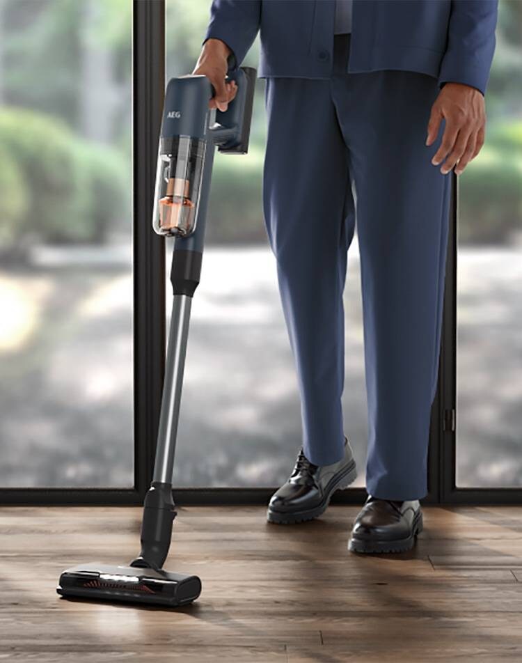 Person mit einem Akku-Staubsauger 7000 in der Hand