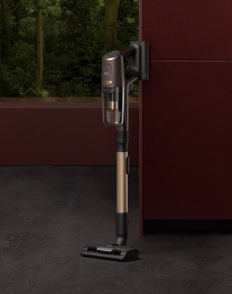 Akku-Staubsauger 8000 steht in einem Wohnzimmer