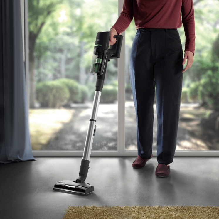 Person hält einen Staubsauger