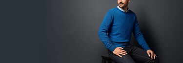 Ein Mann in blauem Wollpullover