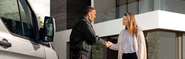Frau sitzt auf dem Sofa und liest