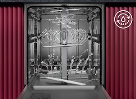 Geöffneter Geschirrspüler mit AquaSave Wasserkontrollsystem