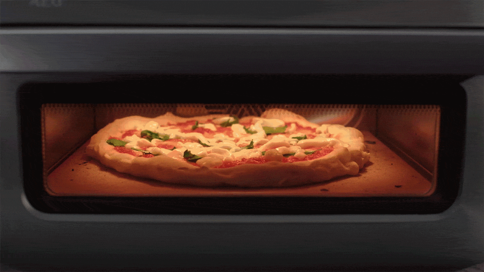 Bakes restaurant-quality pizza