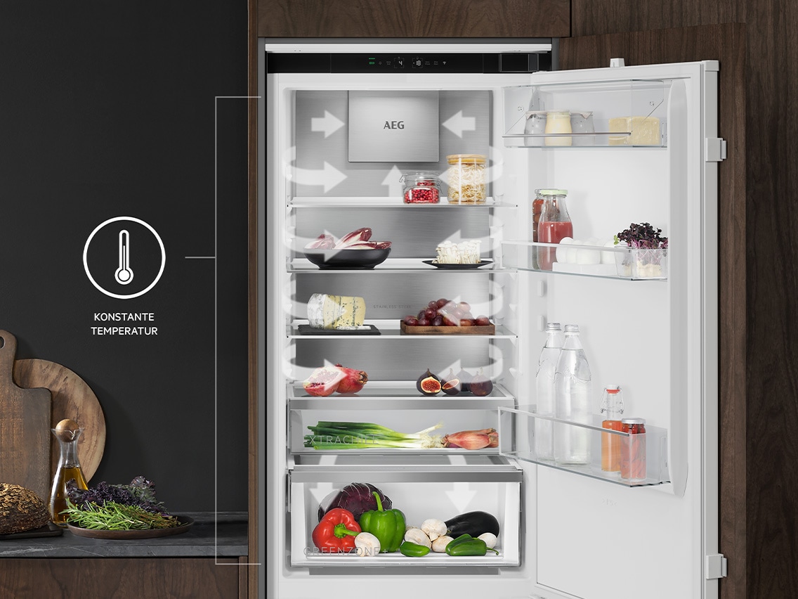 AEG Einbauk&uuml;hlschrank mit konstanter Temperatur, GreenZone-Gem&uuml;seschublade und XtraChill-Zone &ndash; ge&ouml;ffnete T&uuml;r mit frischen Lebensmitteln