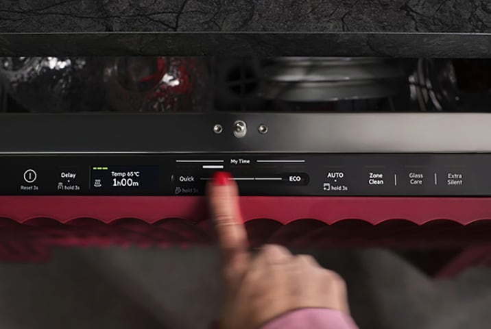 SmartSelect Connect: Finger bedient AEG Geschirrspüler-Bedienfeld mit My Time Funktion – Programmwahl zwischen Quick und ECO bei 65°C