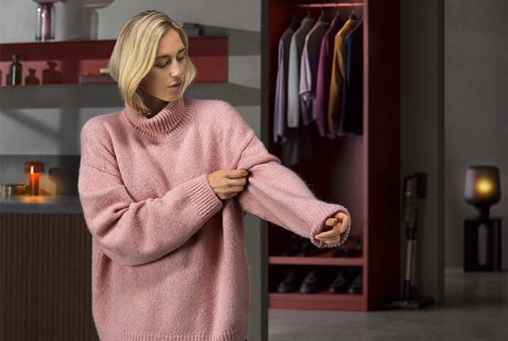 Eine Frau in einem rosafarbenen Wollpullover