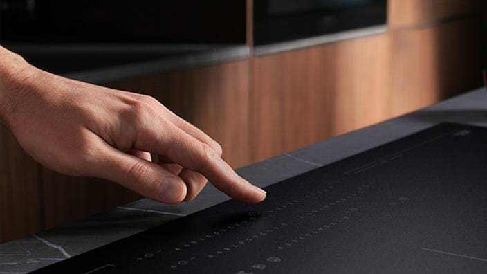 Intuitive Touch-Bedienung eines AEG SaphirMatt Induktionskochfelds