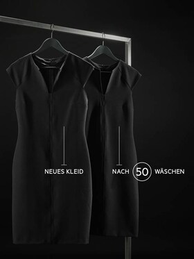 Ein schwarzes Kleid vor und nach 30 Waschgängen ohne sichtbare Farbausbleichung