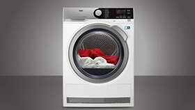 Ausgestattet mit dem AbsoluteCare® System, der SensiDry® Technologie und der XXL-ProTex Schontrommel: der Wärmepumpentrockner LAVATHERM T8DE76585 von AEG.