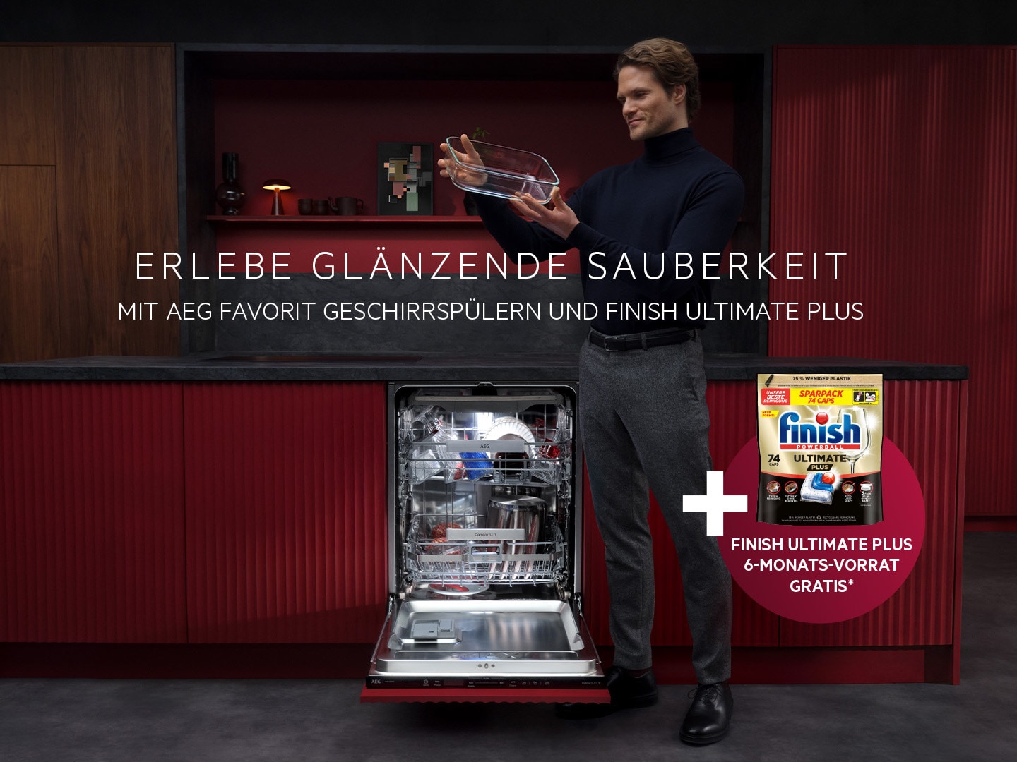 Aktionsbanner mit AEG Favorit Geschirrspüler mit Finish Ultimate Plus 6-Monats-Vorrat gratis – Mann prüft saubere Glasauflaufform