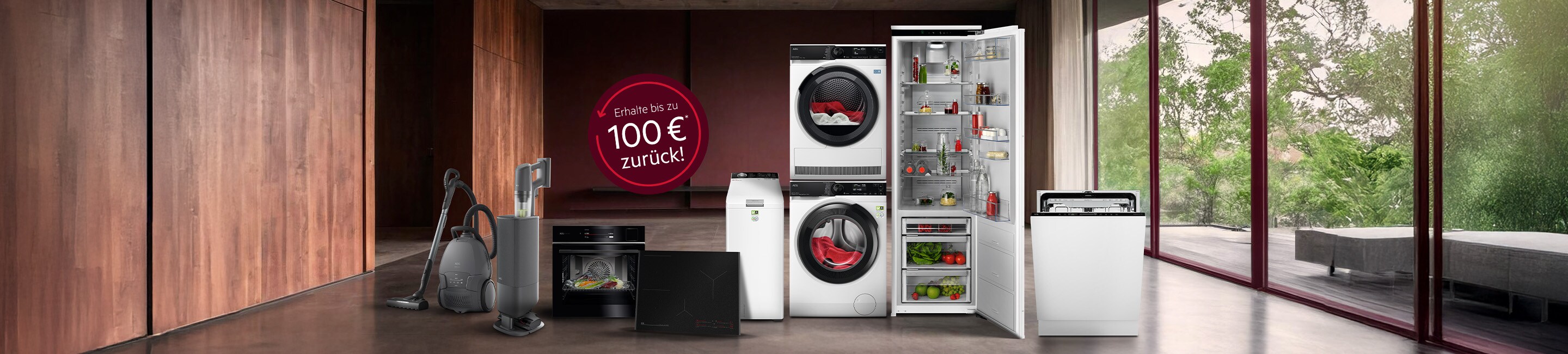 Mehrere Hausgeräte von AEG stehen in einem Raum mit einer großen Fensterfront