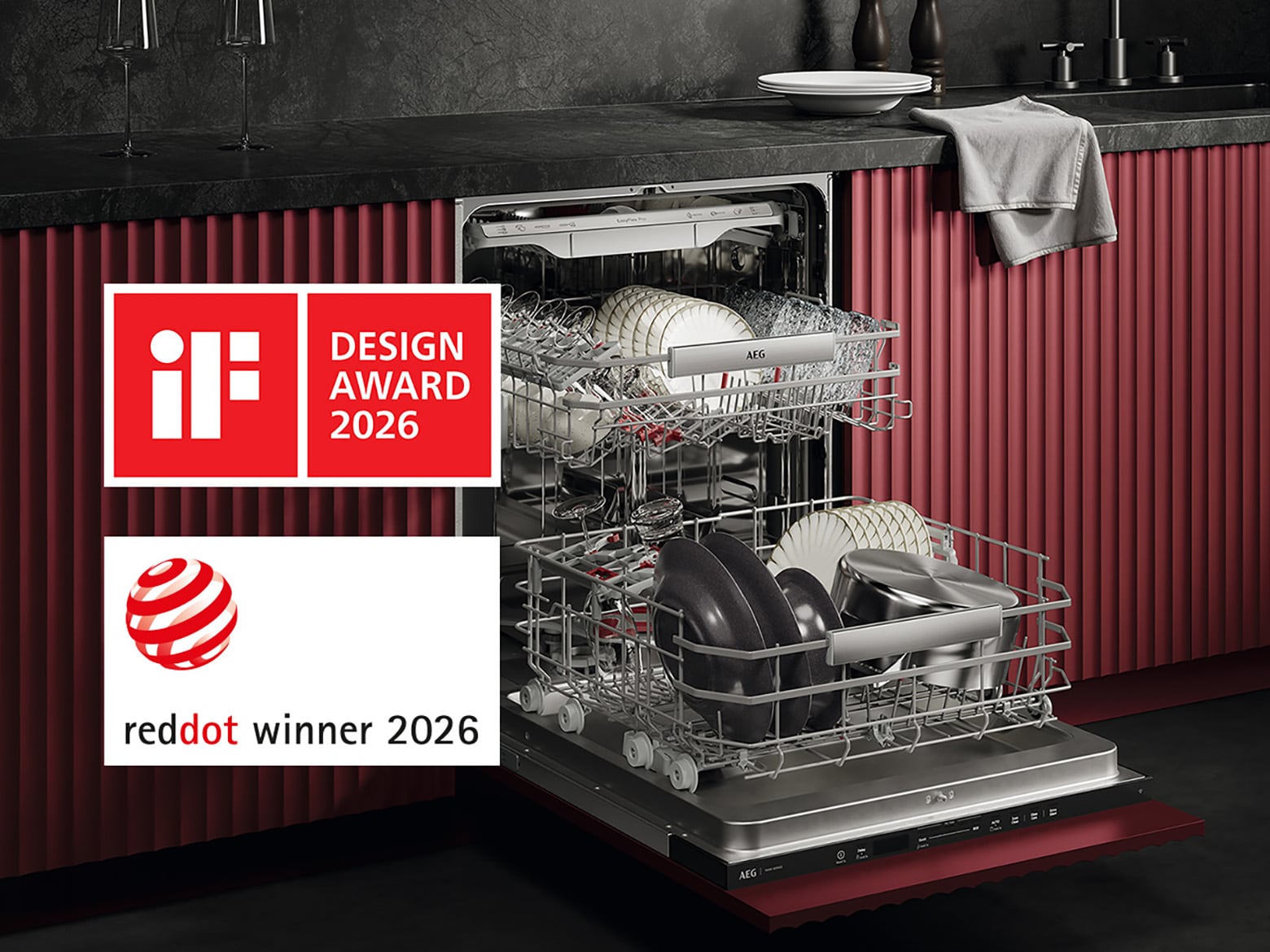 Geöffneter Einbau-Geschirrspüler von AEG und Red Dot Award sowie iF Design Award Logo 2026