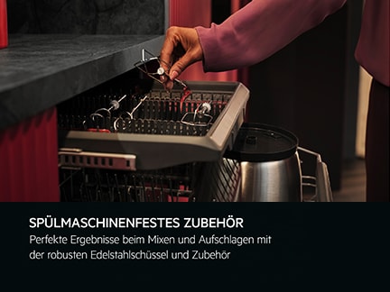 Zubehör eines Mixers wird in eine Spülmaschine eingeräumt.