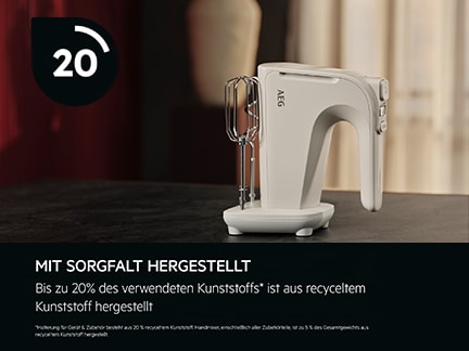 Weißer Handmixer mit Zubehör auf Arbeitsfläche, Hinweis auf 20 % recycelten Kunststoff.