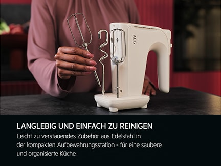 Zubehör wird am weißen Handmixer aufbewahrt.