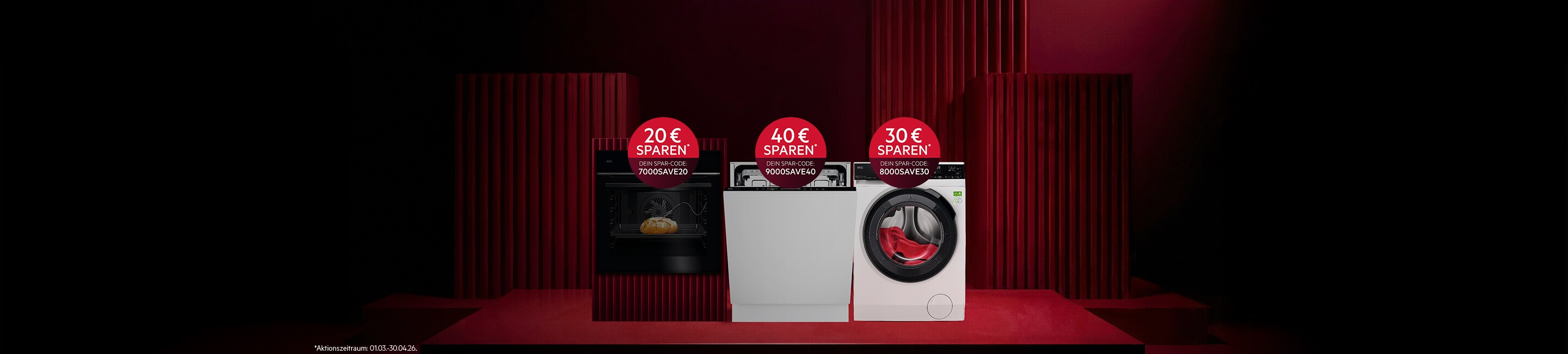 Werbegrafik mit drei AEG-Haushaltsgeräten vor rotem Hintergrund: ein schwarzer Backofen mit Brot im Inneren, ein geöffneter weißer Geschirrspüler und eine weiß-schwarze Waschmaschine mit rotem Stoff. Über den Geräten stehen Rabattkreise: 20 € sparen mit Code 7000SAVE20, 40 € sparen mit Code 9000SAVE40 und 30 € sparen mit Code 8000SAVE30. Unten steht der Hinweis auf den Aktionszeitraum.