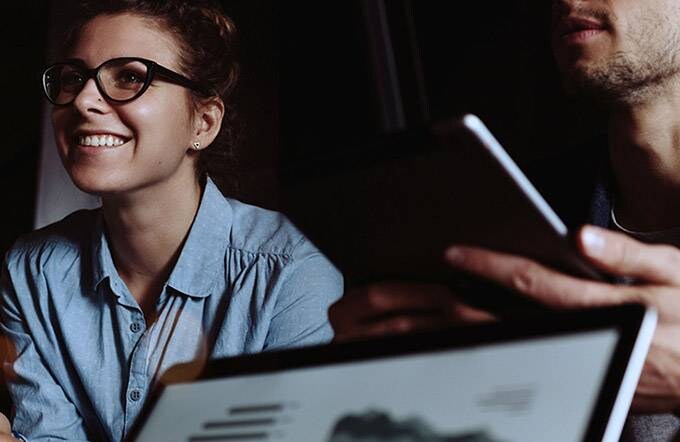 Eine junge Frau und ein junger Mann in einer Besprechung