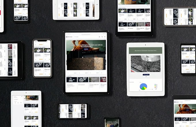 Tablets und Mobiltelefone mit Schulungsunterlagen